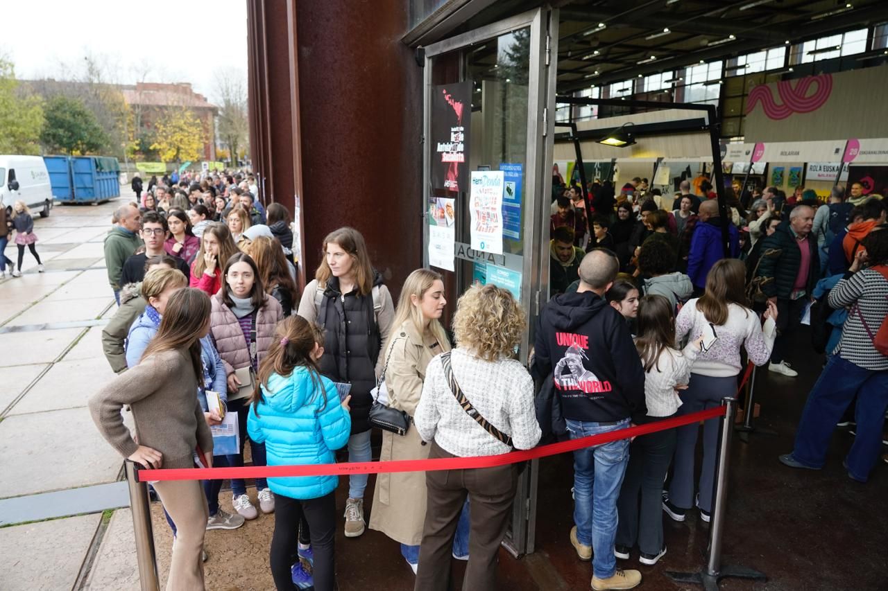En imágenes: colas para acceder a una Durangoko Azoka a reventar