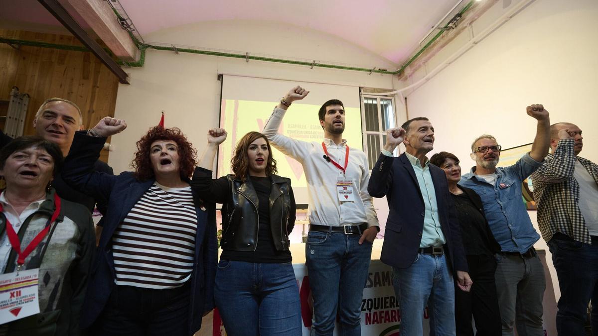 La nueva ejecutiva de IUN, junto a Antonio Maíllo, canta ‘La Internacional’ al cierre de su XII Asamblea. La nueva ejecutiva de IUN, junto a Antonio Maíllo, canta ‘La Internacional’ al cierre de su XII Asamblea.