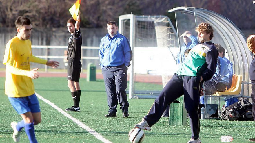 Iñigo idiakez controla un balón en la banda durante un partido de esta temporada dirigiendo el Berio.