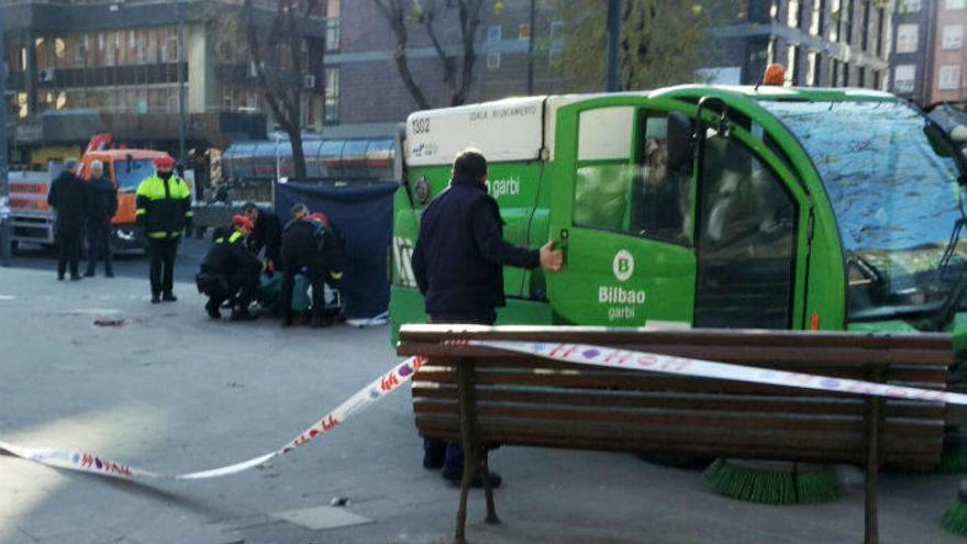 Una mujer ha fallecido tras ser atropellada por una barredora en la plaza San Pedro de Deusto.