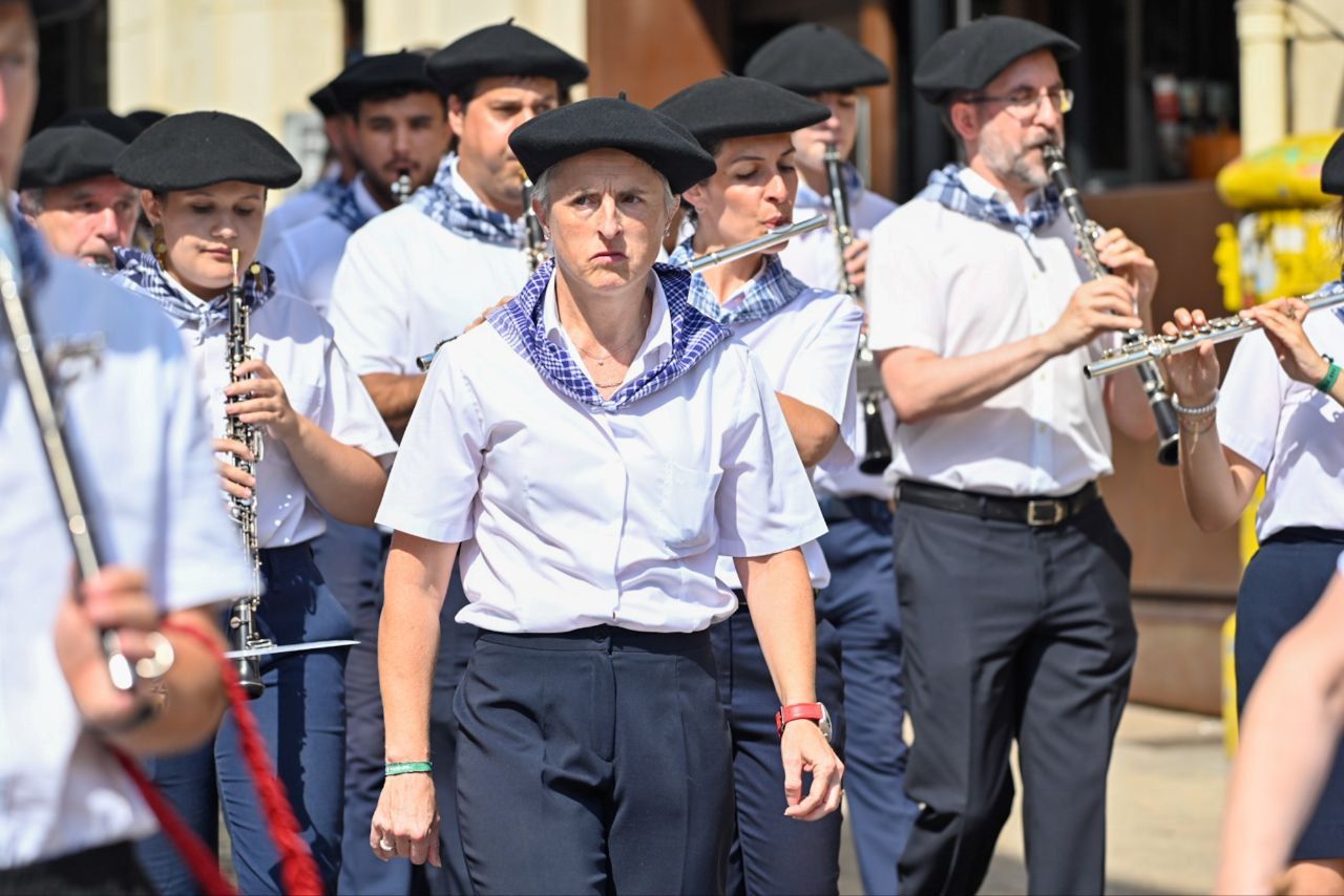 Gran ambiente en el desfile de la Euskal Jira de Irun