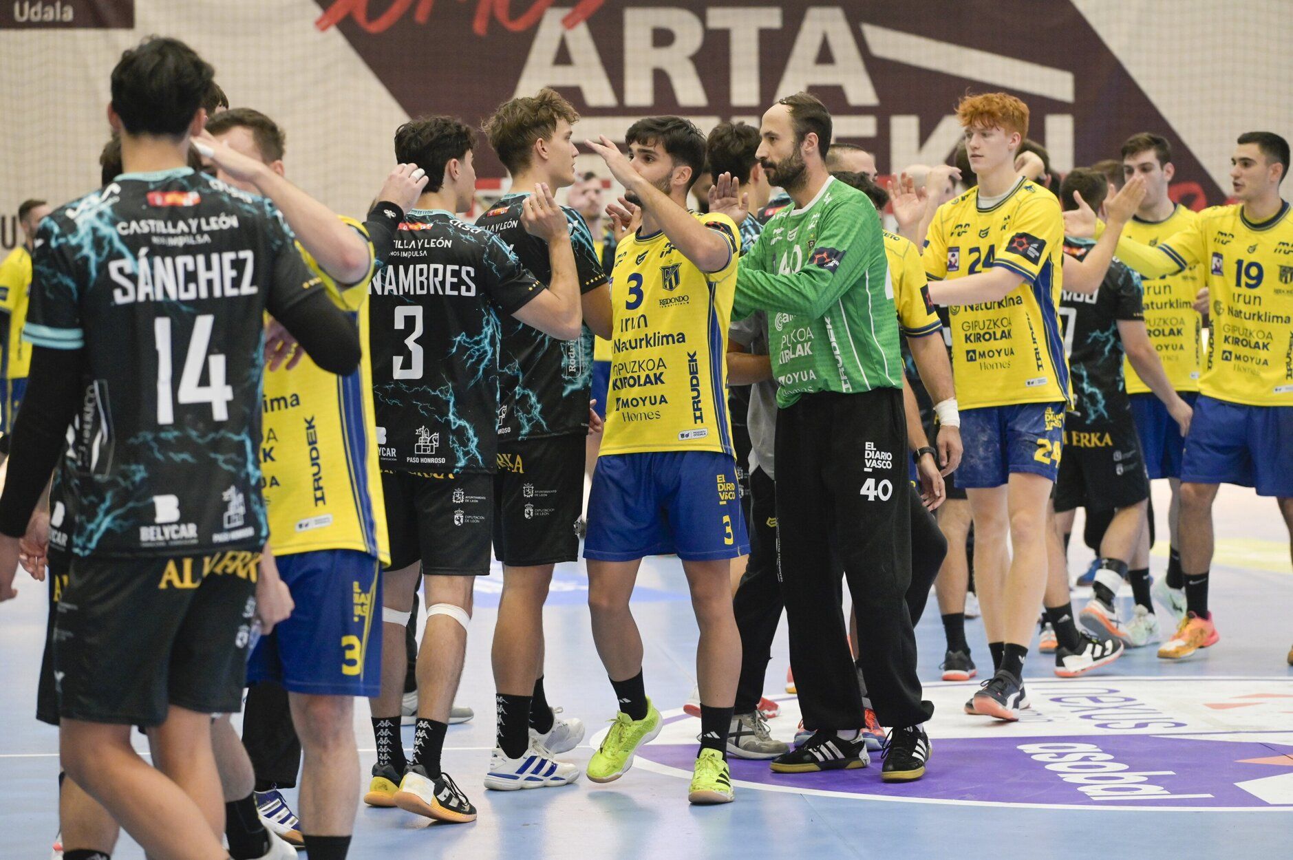 Irudek Bidasoa Irun y Ademar de León firman un vibrante empate en Artaleku