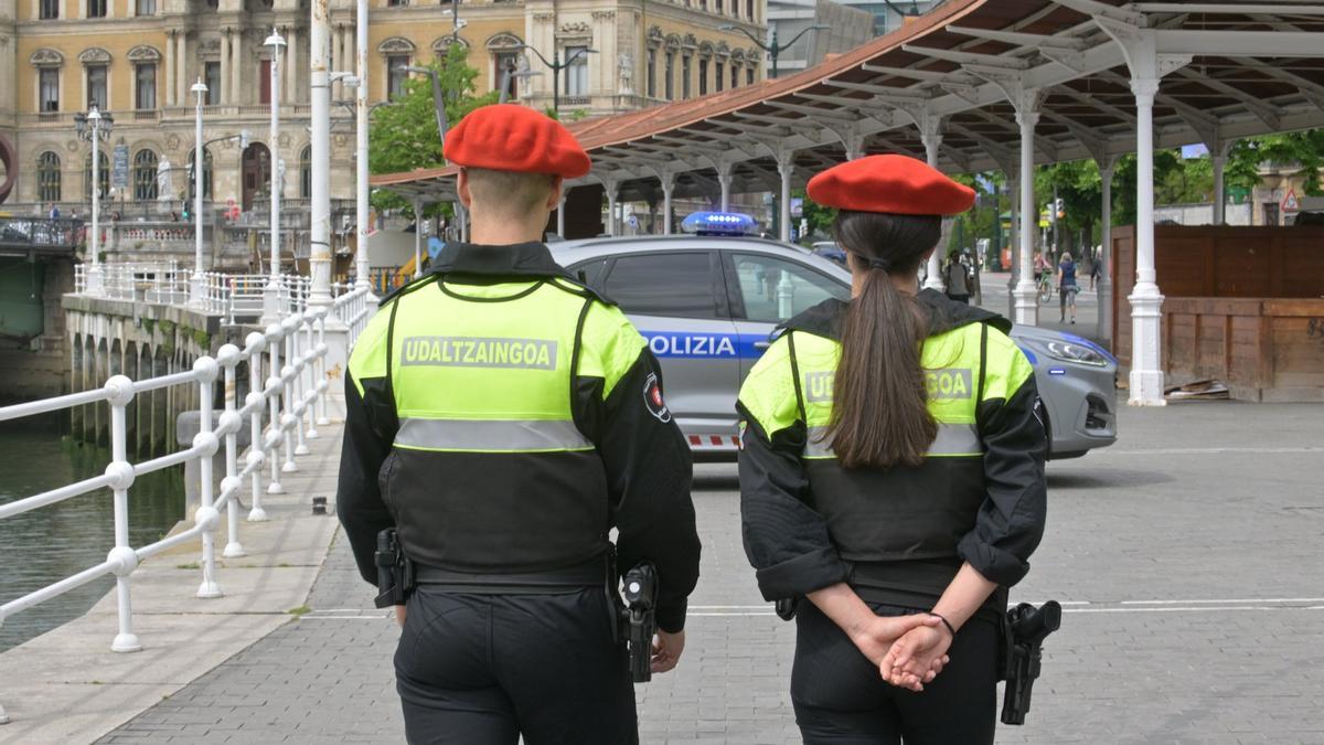 Dos agentes de la Policía Municipal en las inmediaciones de los tinglados de El Arenal.