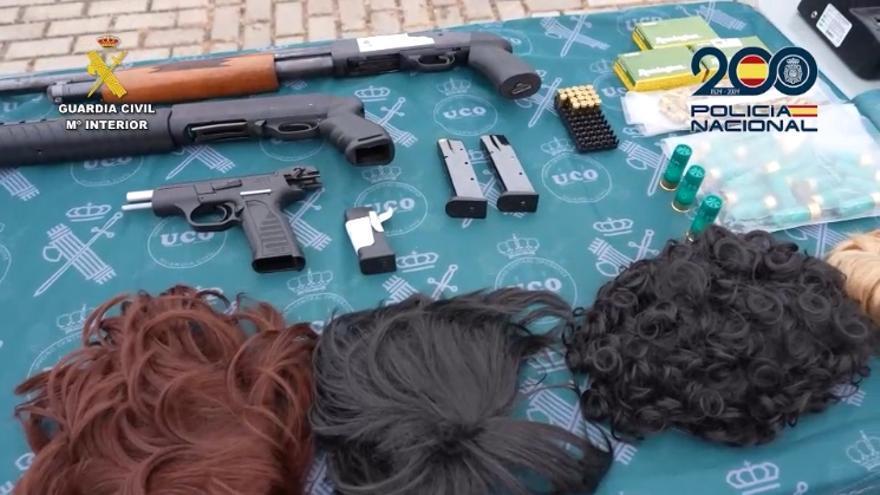 Armas y pelucas intervenidas a los atracadores.