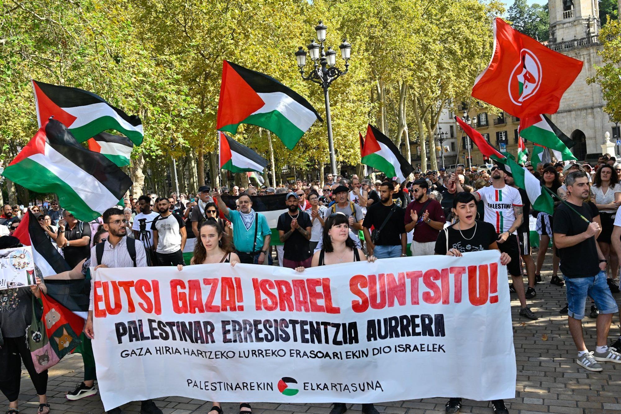 En imágenes: Más de 300 personas se concentran en El Arenal para denunciar el ataque terrestre sobre la ciudad de Gaza
