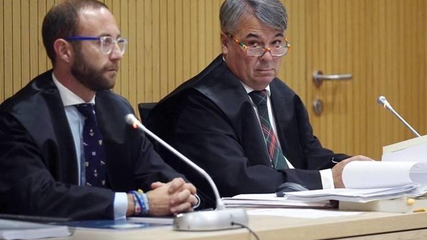 El abogado de los cuatro miembros de La Manada, Agustín Martínez Becerra (d) durante el juicio por los hechos acaecidos en Pozoblanco que se celebra en la ciudad de la Justicia de Córdoba