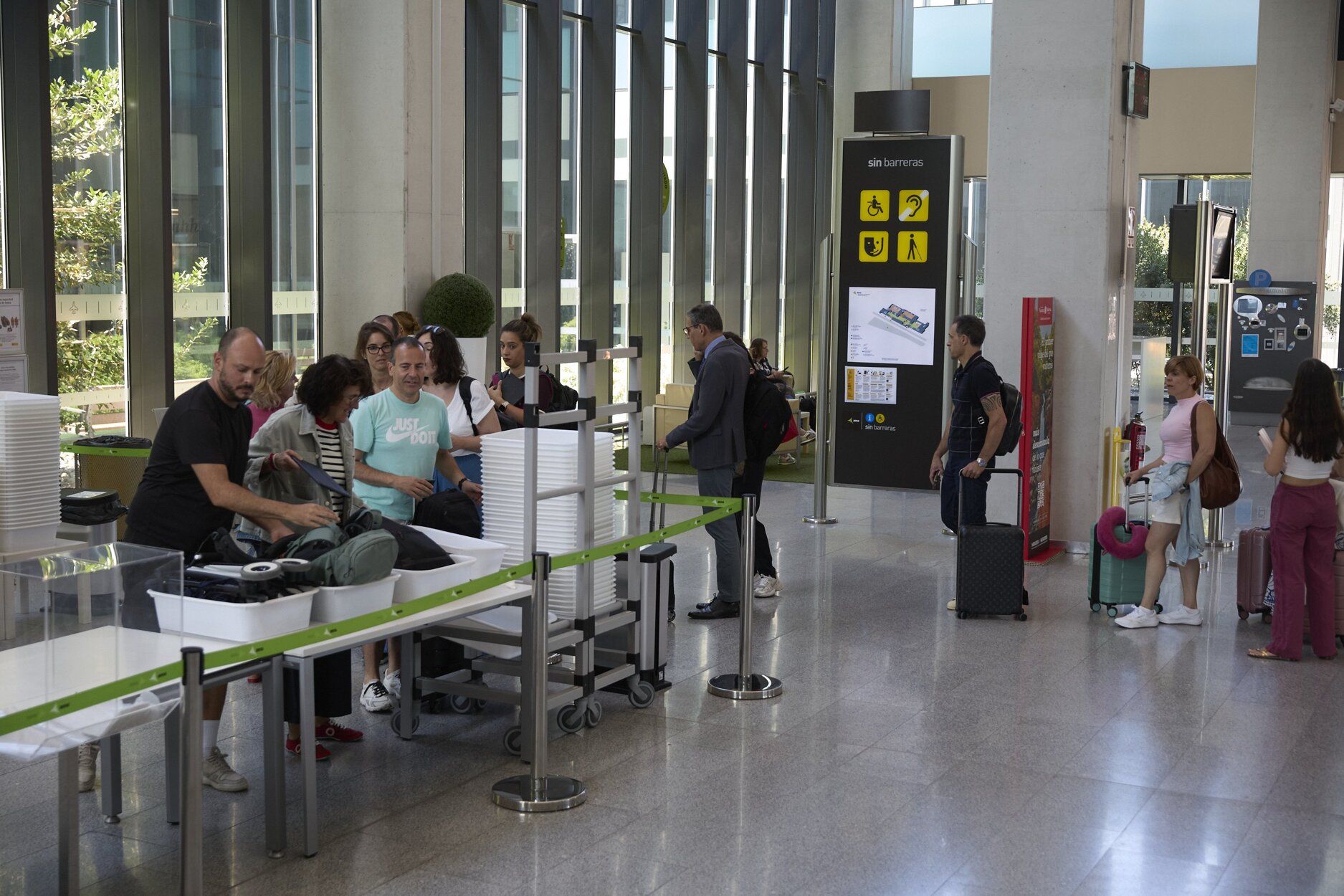 Fotos del inicio de las vacaciones de agosto en el aeropuerto de Noáin