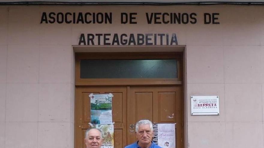 Enrique Martínez y Jesús Eceiza colaboran en actividades dinamizadoras en Arteagabeitia. Foto: Miguel A. Pardo