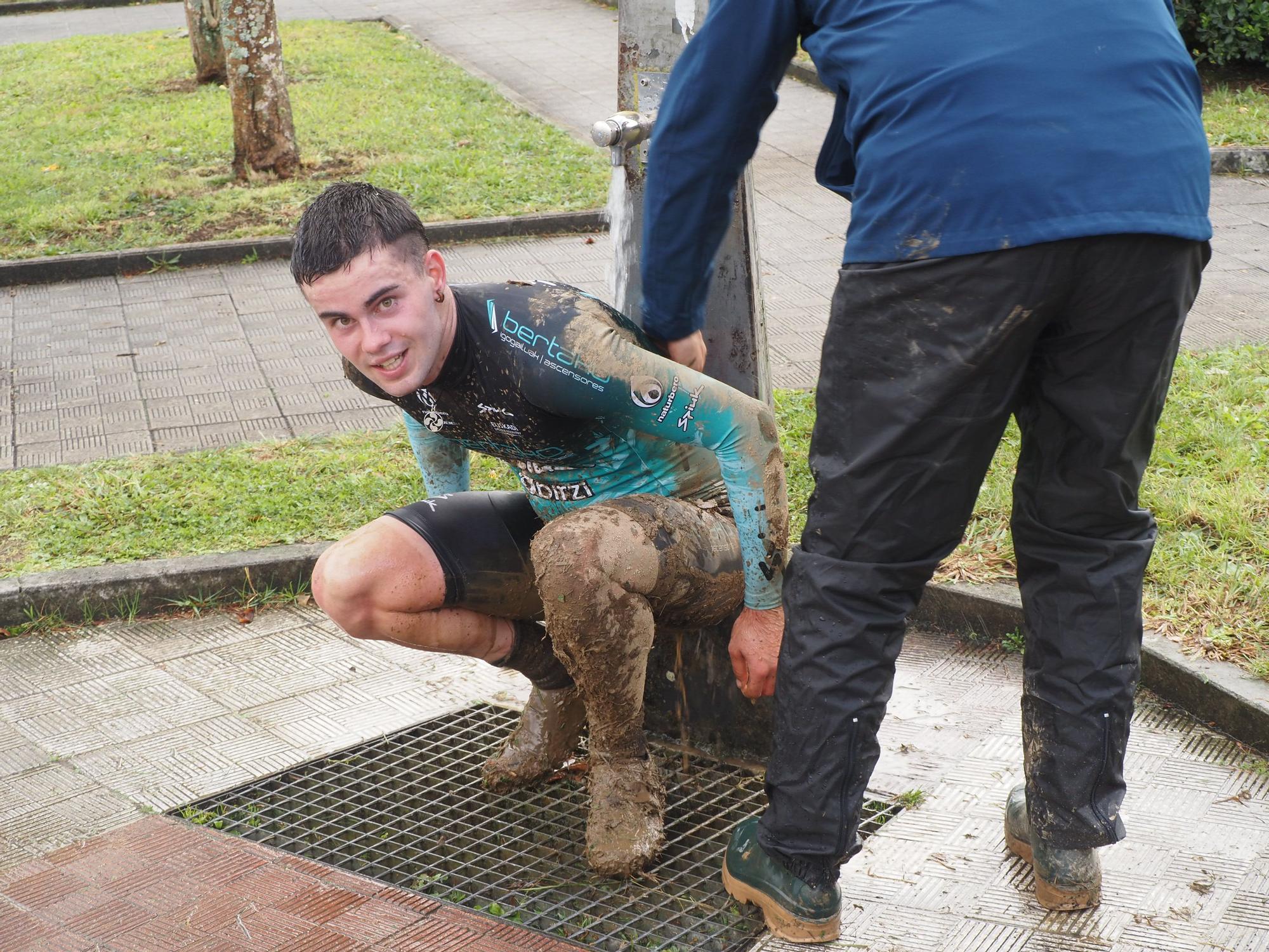 El barro se sumó al espectáculo de ciclocross en Elgoibar