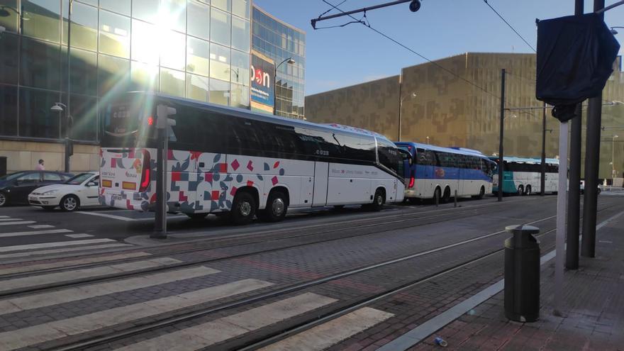Un autobús averiado en la rampa de salida de Intermodal complica el tráfico