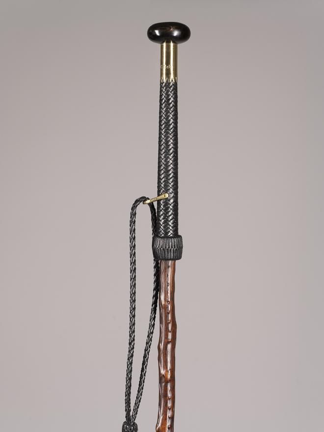 Makila tradicional de níspero y latón en la parte superior.