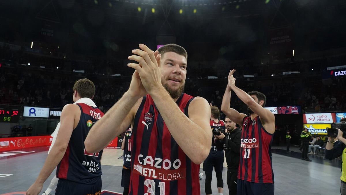 Giedraitis saluda a la afición del Buesa Arena tras un partido