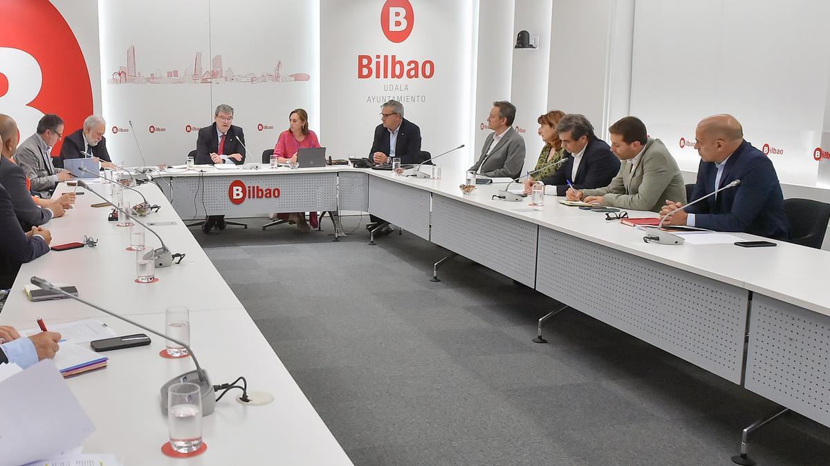 Bilbon jarduten diren aire-konpainia nagusietako ordezkariekin egindako bilera.