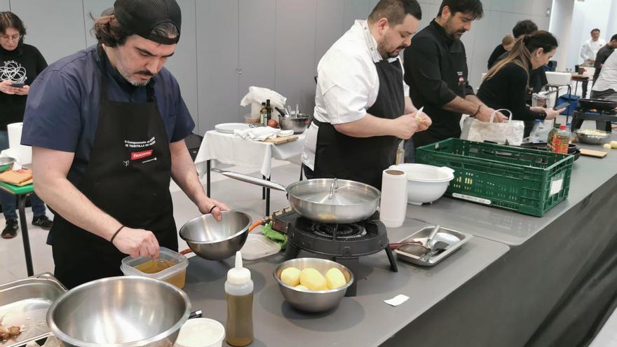 Se encienden los fogones en el Europa para cocinar la mejor tortilla de Euskadi