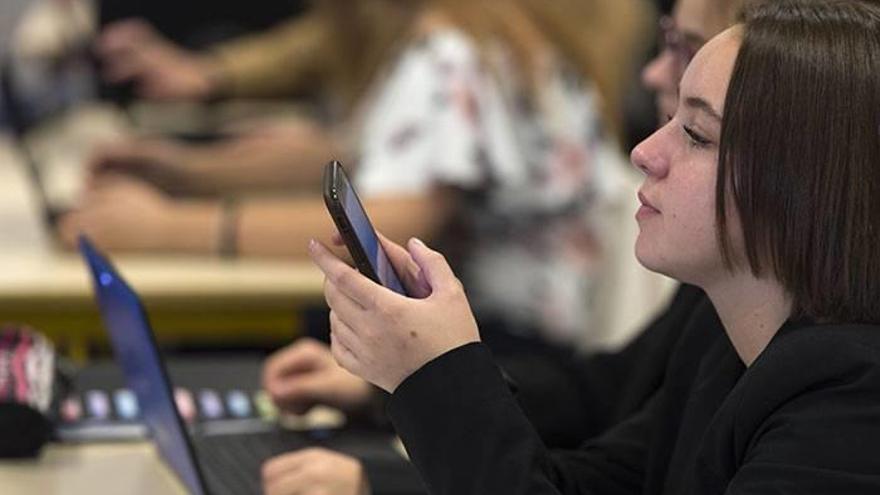 Muchos jóvenes confiesan sentirse controlados a través de las redes sociales. Móvil
