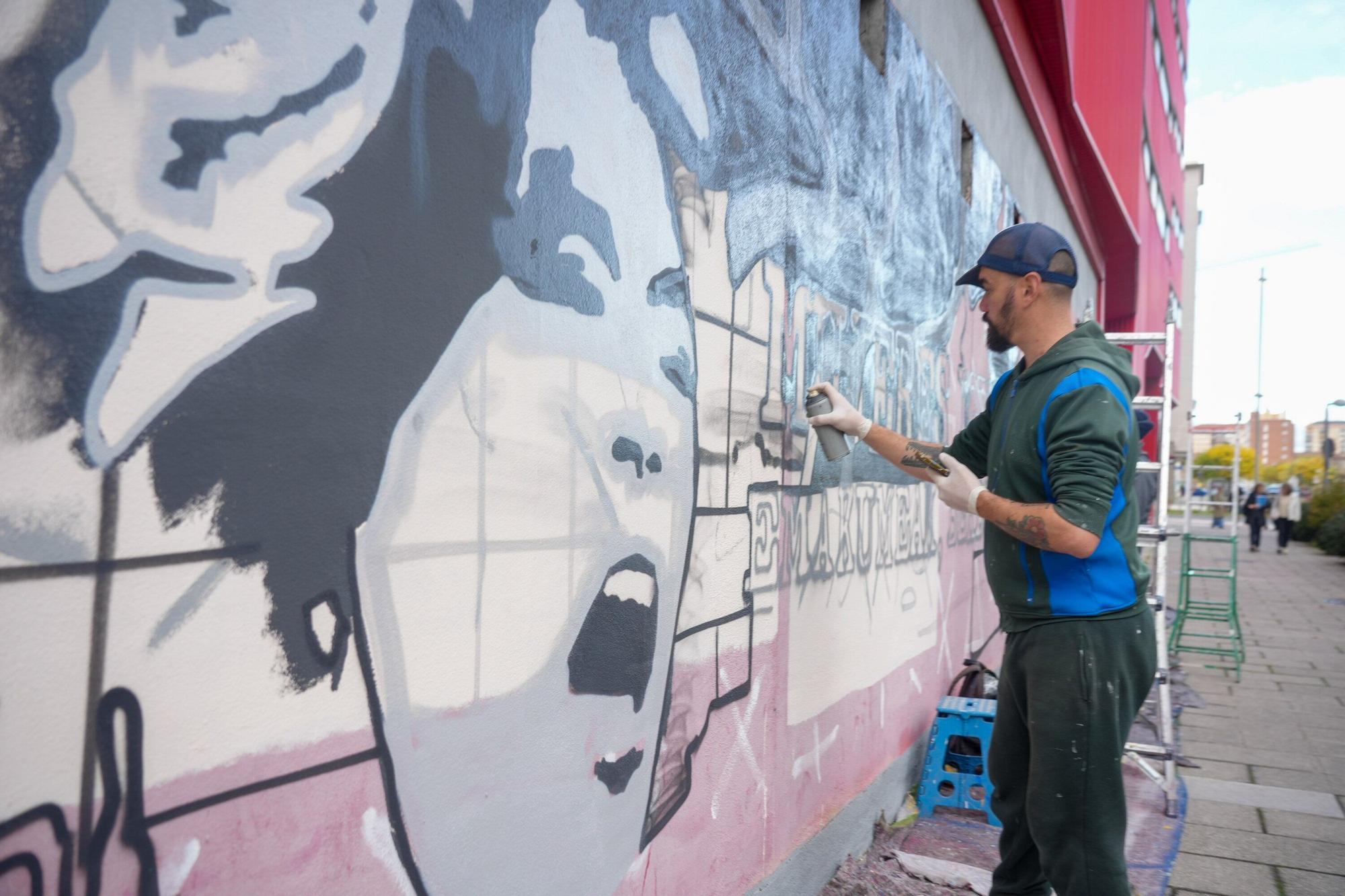 En imágenes: 50 años de libertad y democracia en murales