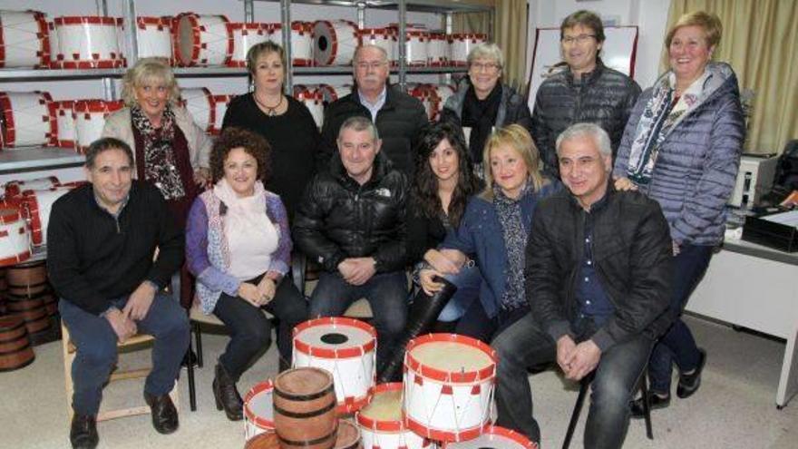 Los integrantes de la directiva entrante (sentados) y los de la saliente en el local de Atabal elkartea.