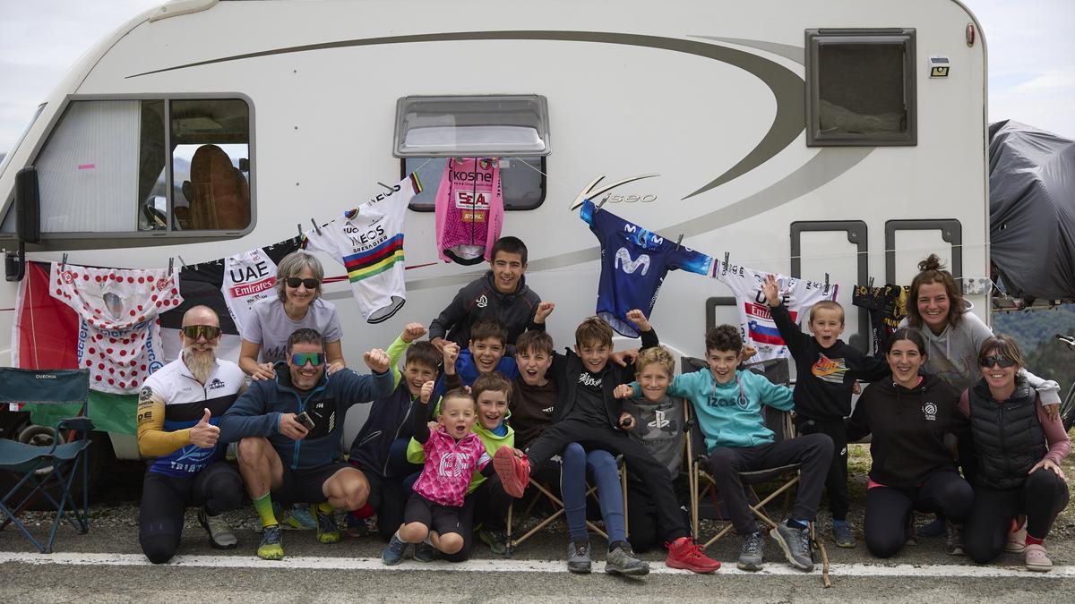 Una familia repleta de niños posa mientras esperan a que llegue el pelotón al tramo final de la etapa de ayer.