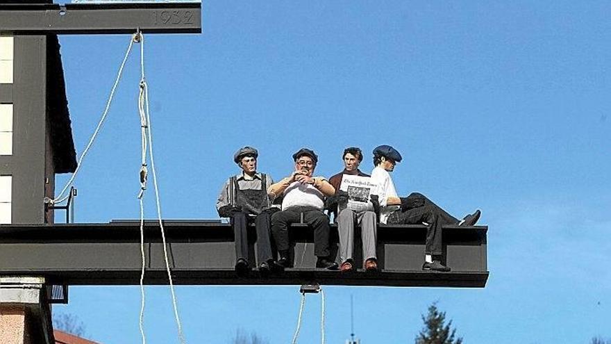 Iñaki Goikoetxea segundo por la izquierda, con sus muñecos reprodujo la foto de Charles Clyde Ebbets, en la planta 69 del edificio GE del Rockefeller Center
