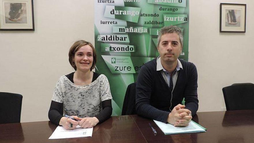 La trabajadora Nerea Izarra junto a Zarrabeitia, en la jornada de ayer.