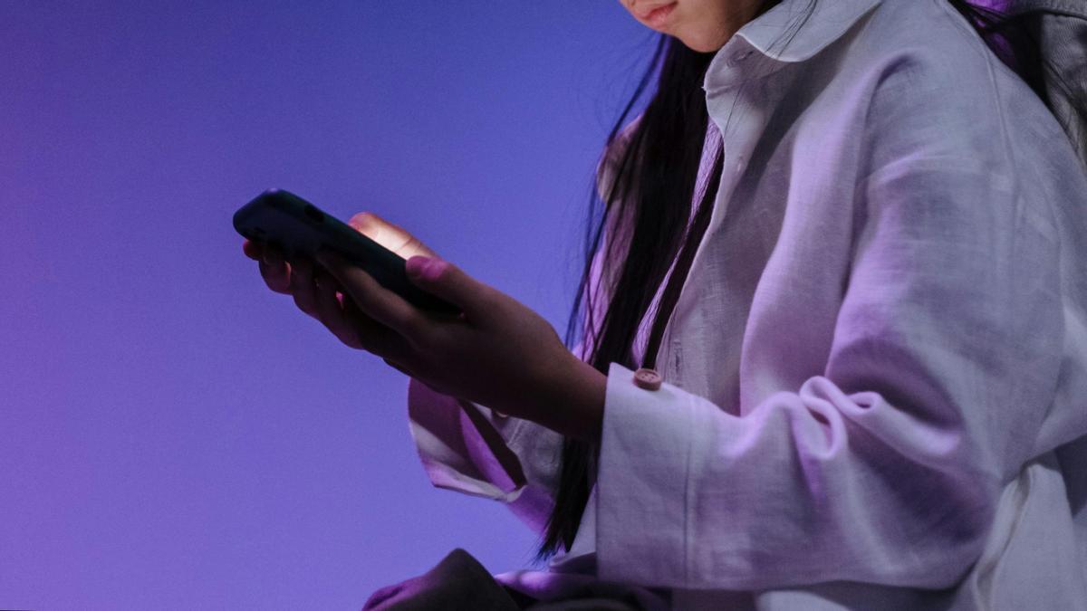 El inculpado le pedía a la niña que llevara a cabo actos de contenido sexual a cambio de dejarle el móvil para jugar a videojuegos
