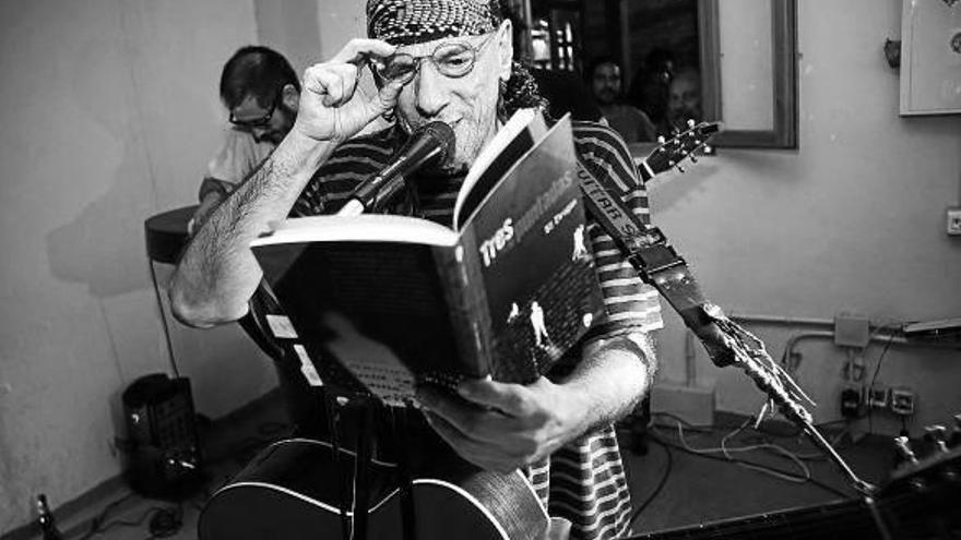 El Drogas da &#039;puntadas&#039; de poesía en su nuevo libro