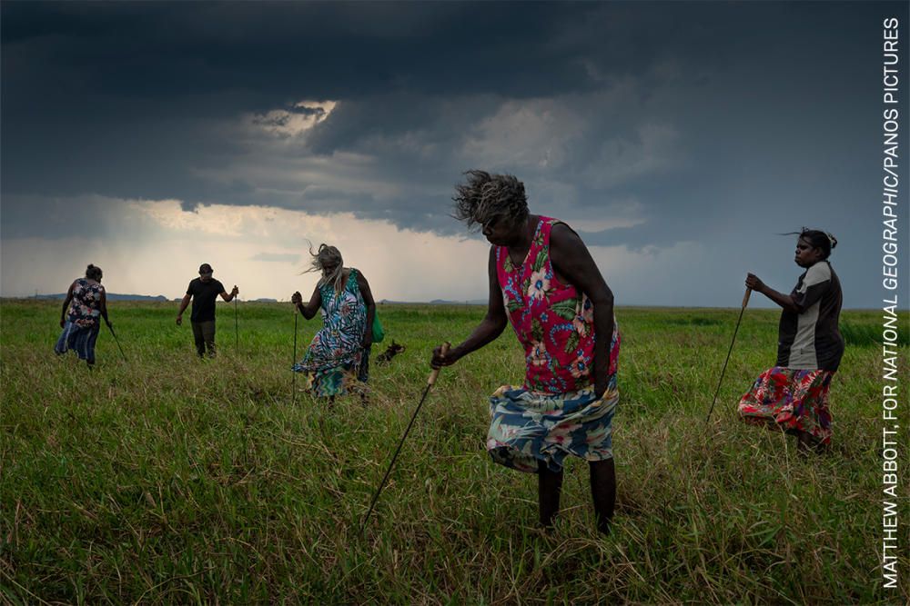 Un grupo de mujeres de Nawarddeken caza tortugas con herramientas caseras en las llanuras australianas.World Press Photo 2022.