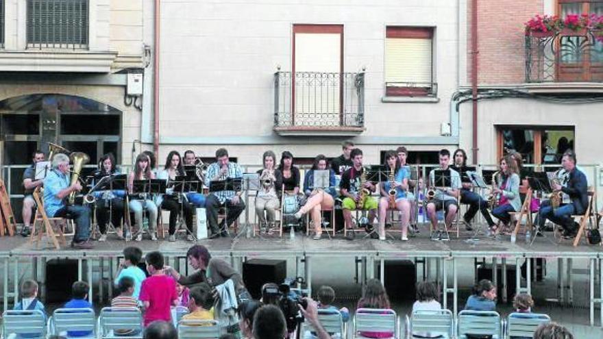 Un momento del concierto que tuvo lugar en el paseo de La Carrera de Mendavia.