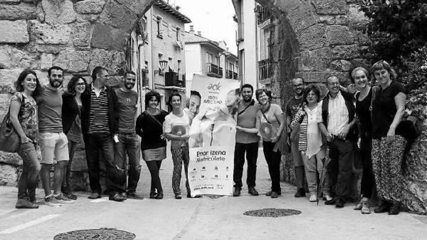 Imagen de grupo de los promotores de la iniciativa a favor del aprendizaje del euskera.