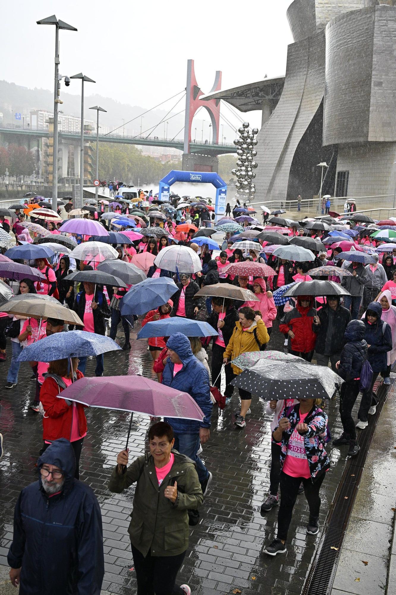 En imágenes: los paraguas tiñen la marea rosa de Bilbao