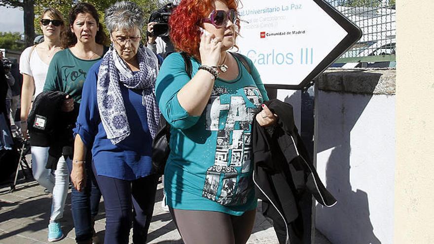 Un grupo de unas veinte personas del servicio de urgencias del Hospital de la localidad de Alcorcón, donde trabaja Teresa Romero fueron hoy al Hospital Carlos III para entregar una rosa a la auxiliar