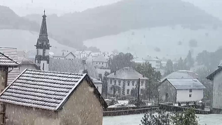 Jornada invernal en Navarra: nieve a 700 metros y más de 60 litros en el norte
