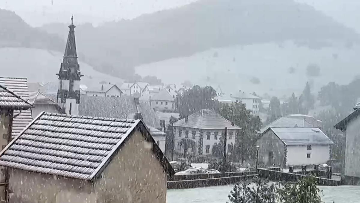 Garralda amanece teñido de blanco.