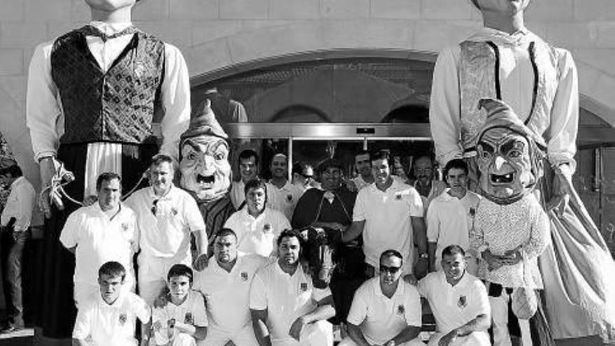 Miembros de la comparsa posan delante del ayuntamiento antes del cohete.