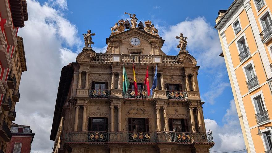 ¿Cuántas personas trabajan en el Ayuntamiento de Pamplona? Así se divide su plantilla