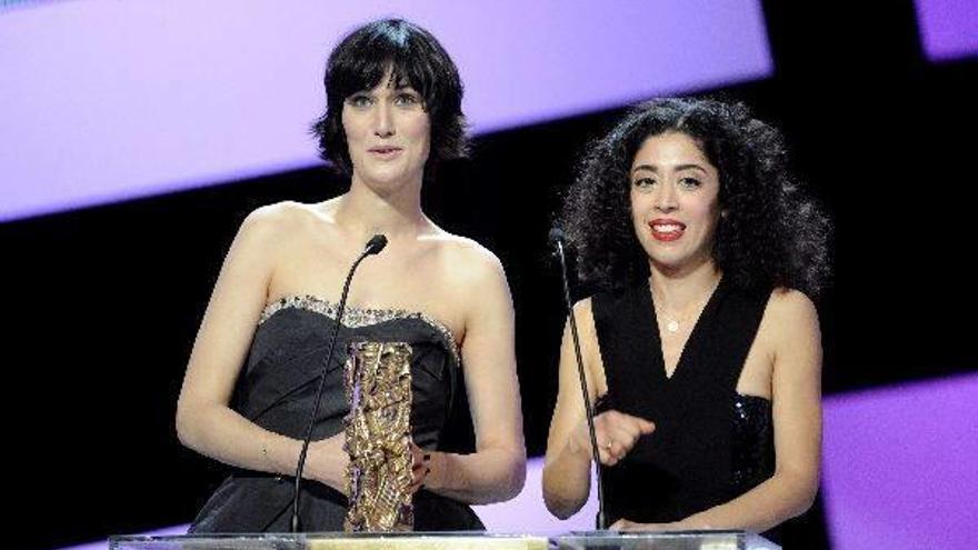 Las intérpretes francesas Naidra Ayadi (d) y Clotilde Hesme (i), premio César Actriz Revelación.