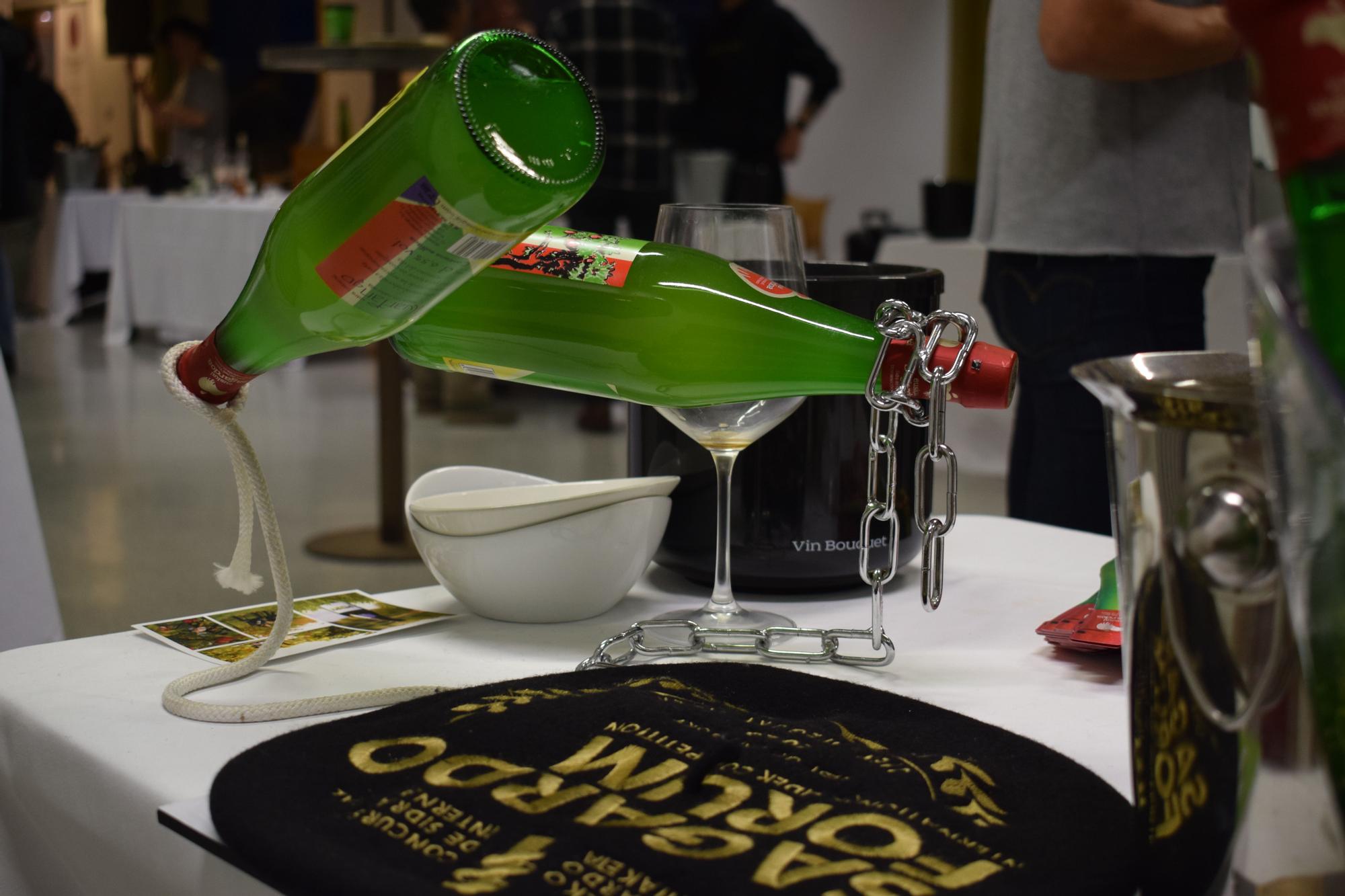 Decoración con botellas de sidra.