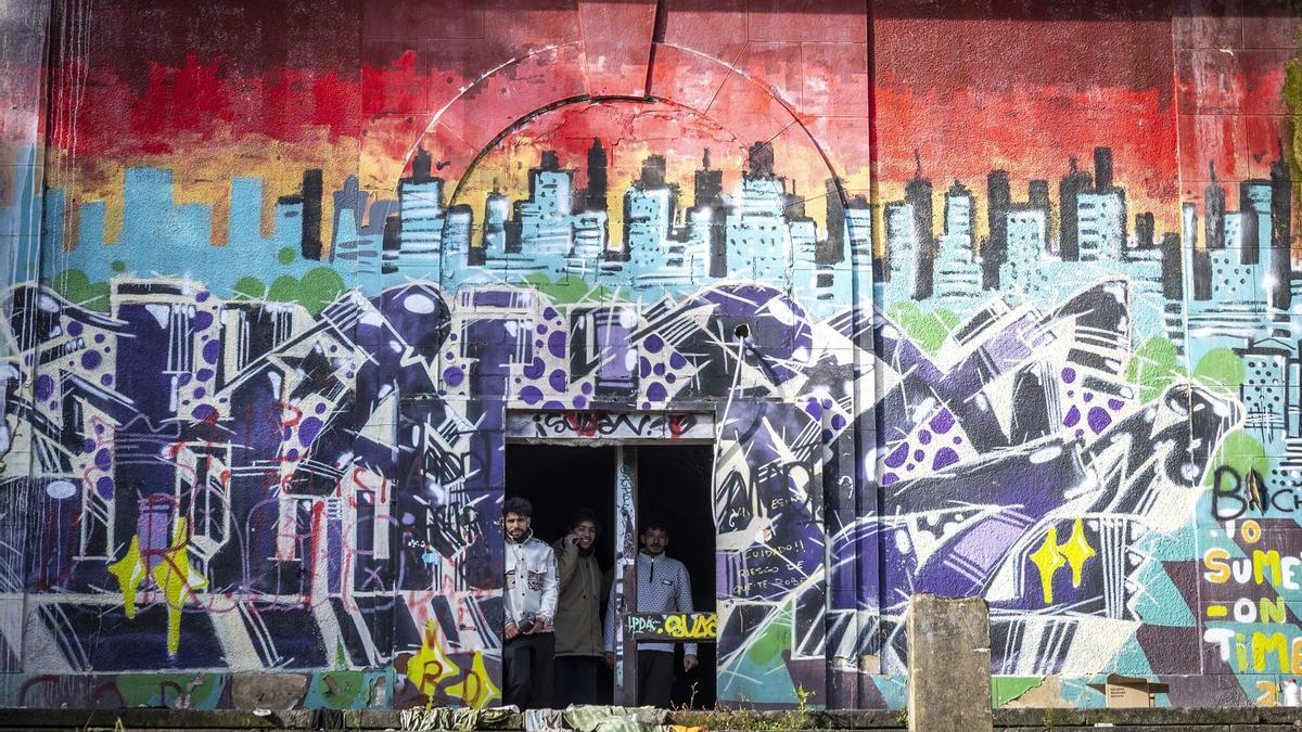 Varias personas en el interior del antiguo instituto de Martutene