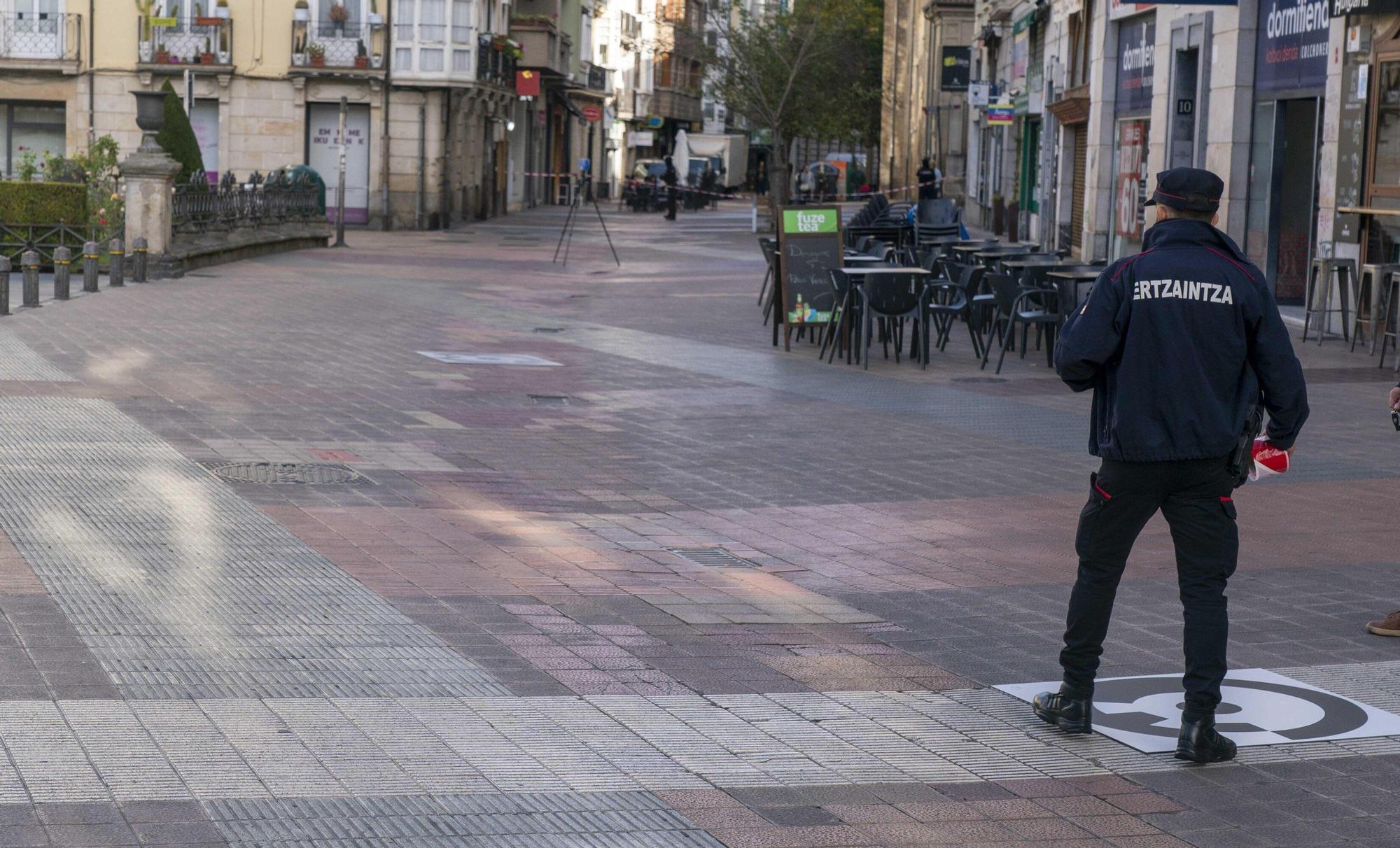 En imágenes: La Ertzaintza acordona la plaza de la Provincia para investigar el pelotazo a un manifestante