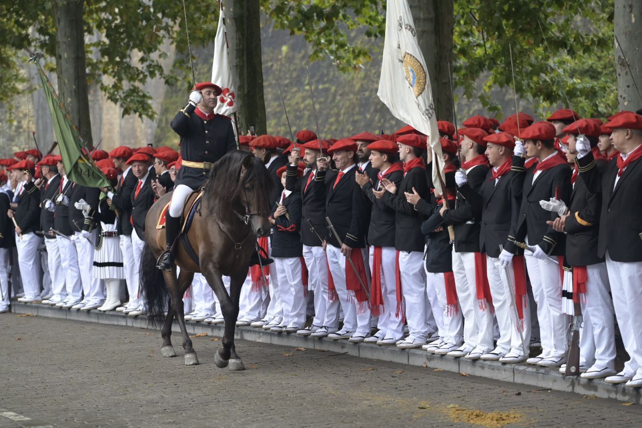El Alarde desfila por las calles de Hondarribia