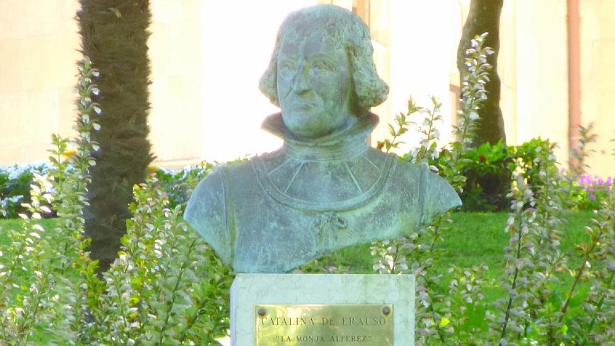 Imagen del busto en homenaje a Catalina de Erauso, ubicado en el Palacio Miramar
