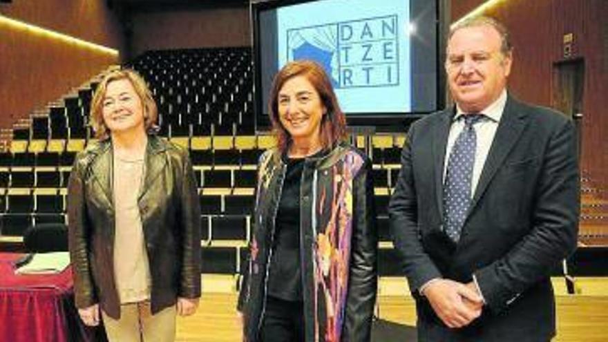 Cristina Uriarte, ayer, con Aurrekoetxea y Fernández.