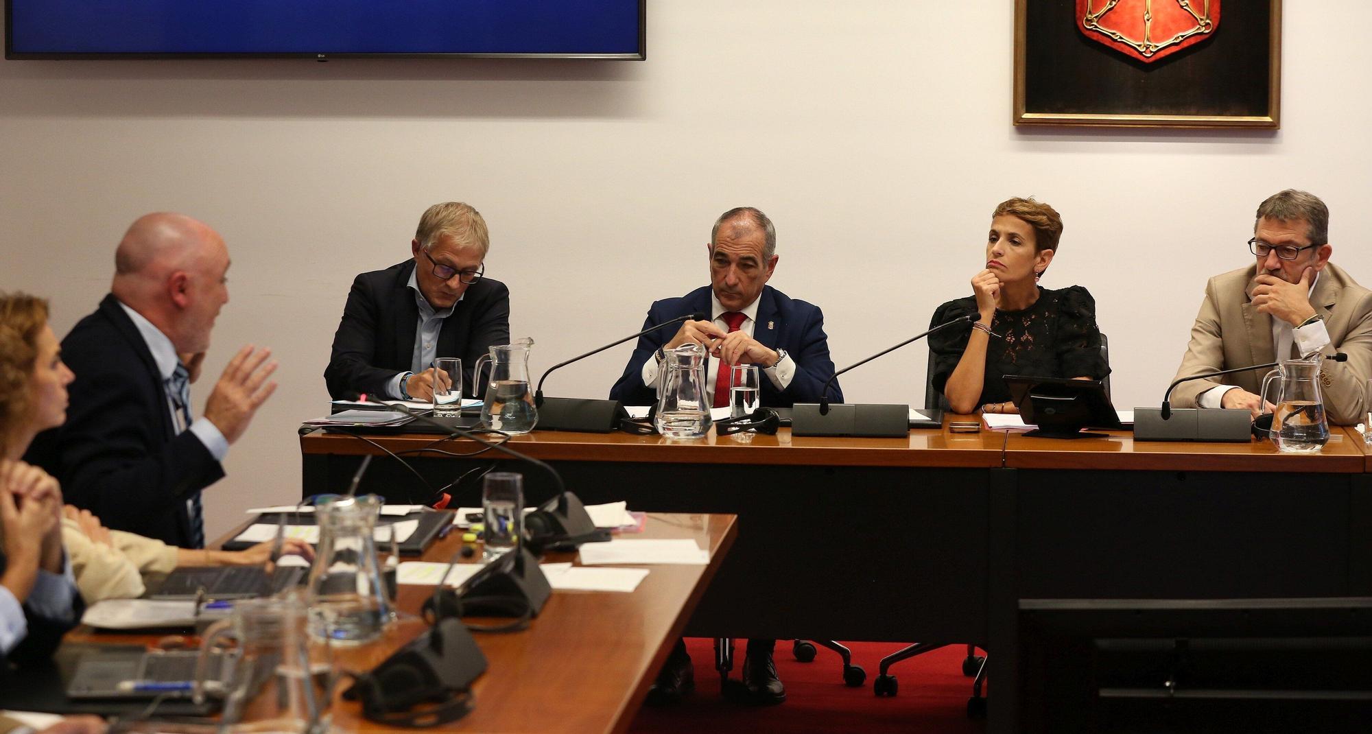 Fotos de la comparecencia de María Chivite en el Parlamento para explicar los informes de la OANA