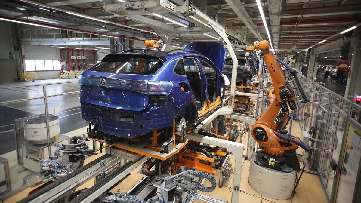 Cadena de montaje de Volkswagen Navarra, durante la fabricación de un Taigo a finales de 2024.