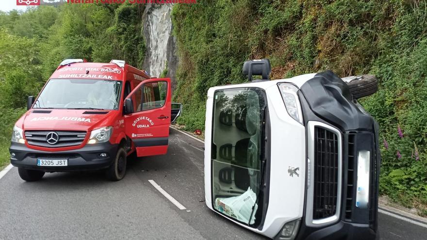 Herido un varón de 60 años tras sufrir una salida con vuelco en Arano
