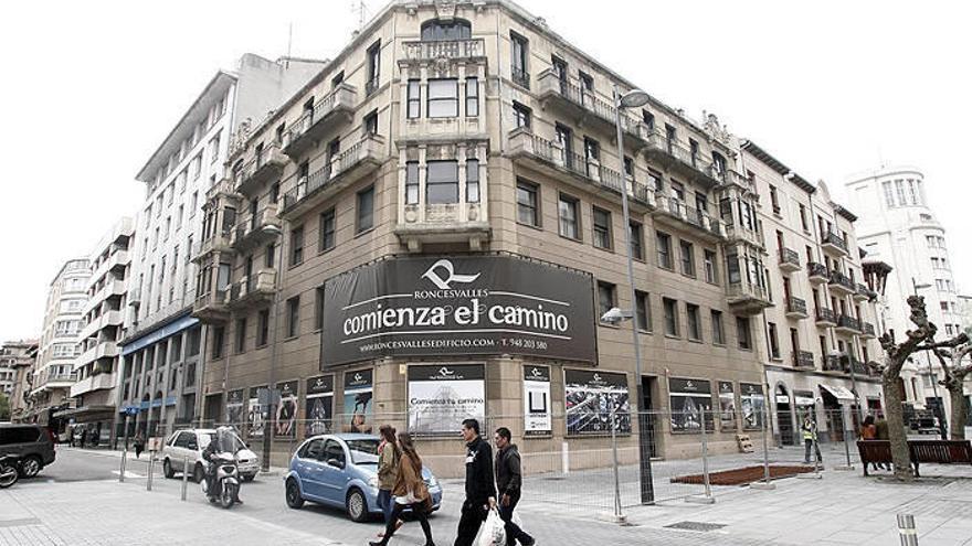 Comienzan las obras para el derribo del edificio de Fuerzas eléctricas, en la calle Roncesvalles.