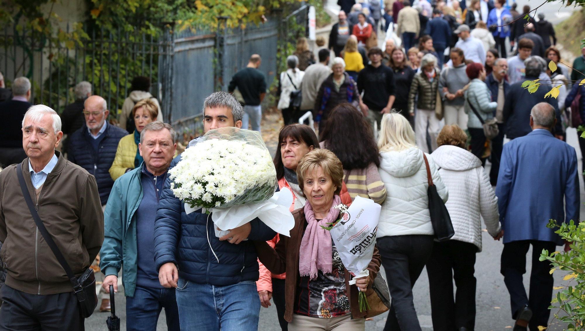 Miles de ciudadanos visitan a sus allegados en los cementerios de Navarra
