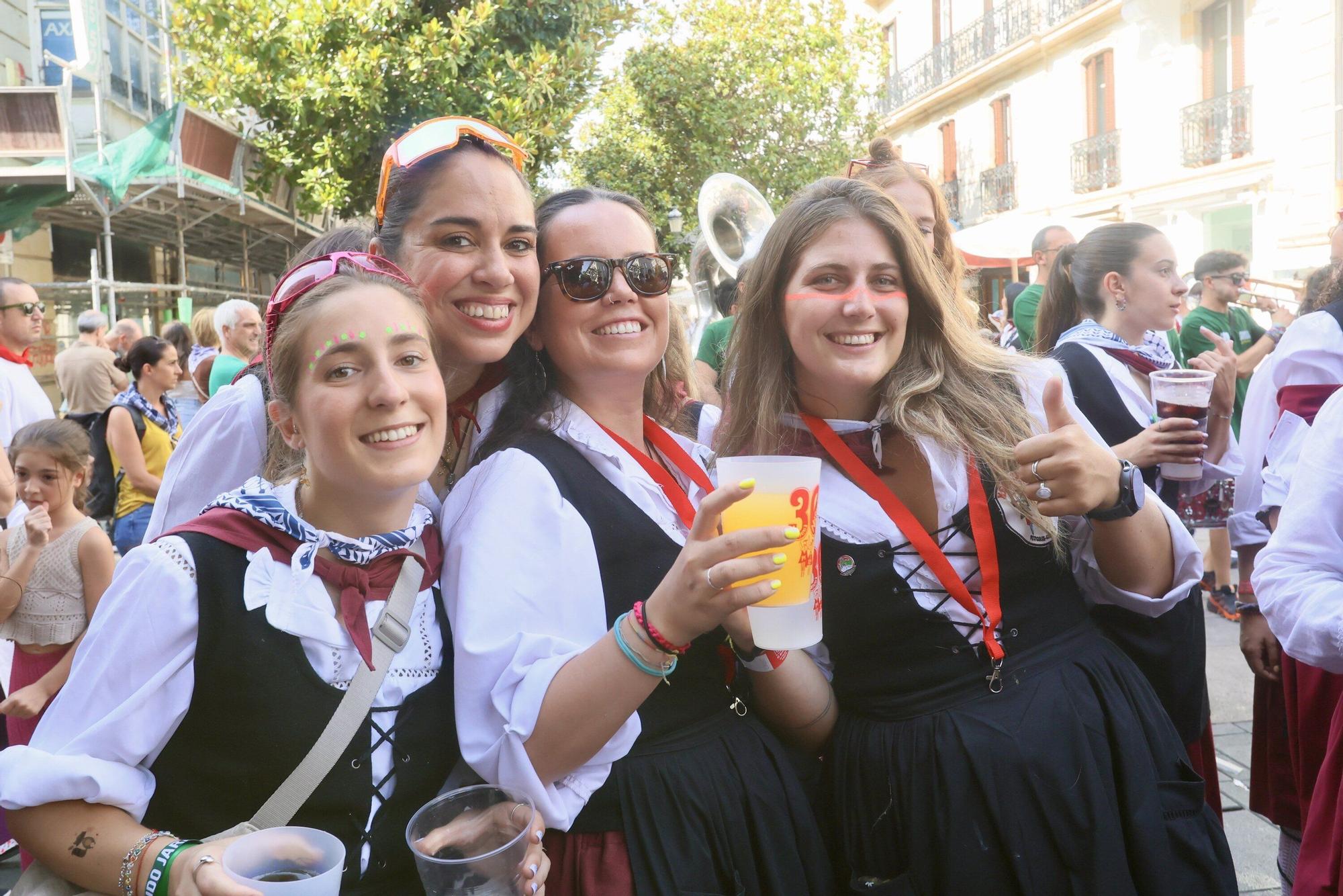 En imágenes: Blusas y neskas desfilan en el segundo paseíllo