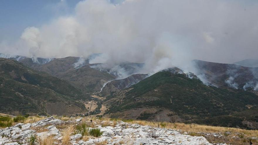 El incendio en la vertiente leonesa de Picos de Europa llega a Cantabria