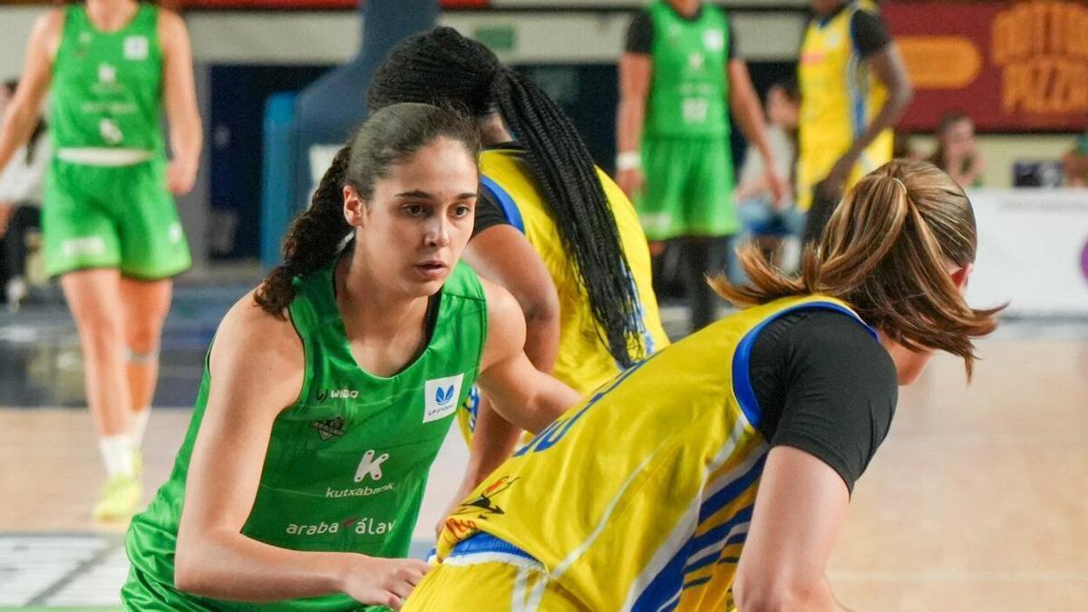 Mireya Sanz defiende a una jugadora del Spar Gran Canaria